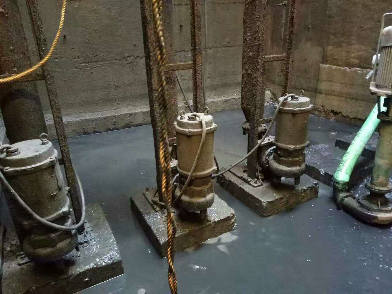 柳河污水池清理