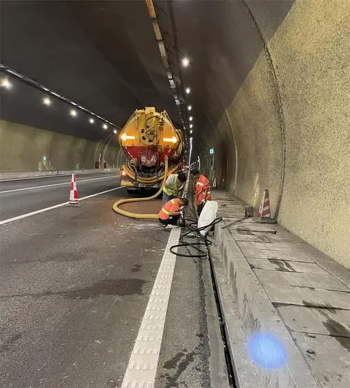 柳河隧道排水渠清淤